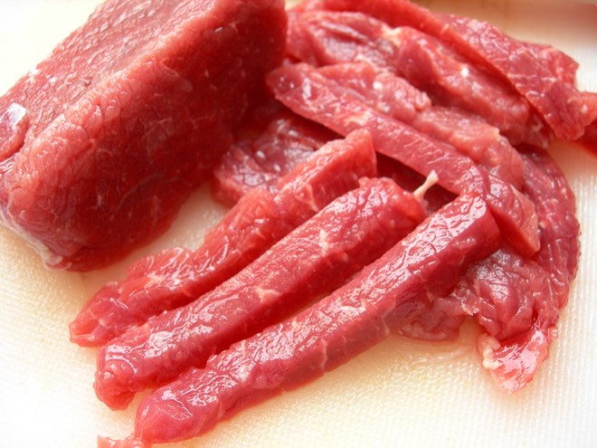 Thịt bò có chứa đủ vitamin B6 có thể giúp bạn xây dựng khả năng miễn dịch, protein giúp chuyển hóa và tổng hợp thức ăn, góp phần phục hồi cơ thể sau khi những hoạt động cường độ cao.